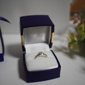 【俄(にわか)の口コミ】 主人からプロポーズの際にもらいました。
昔のように大きなダイヤモンドが…