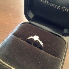 【ティファニー(Tiffany & Co.)の口コミ】 一粒石の婚約指輪に憧れており、頻繁につけたかったので高さがあまり出な…