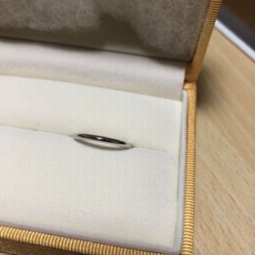 【ケイウノ ブライダル(K.UNO BRIDAL)の口コミ】 婚約指輪にダイヤがついていたので、合わせて付けられるよう結婚指輪はシ…