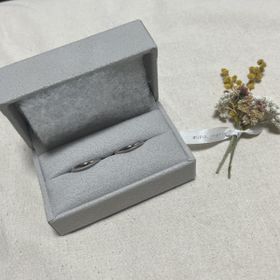 【mina.jewelry(ミナジュエリー)の口コミ】 指輪のデザインが、シンプルだけれど少し珍しいところに惹かれました。私…