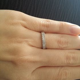 【アイプリモ(I-PRIMO)の口コミ】 シンプルなデザインたと傷が気になるなと思いダイヤがたくさん入っている…