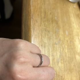 【ラザール ダイヤモンド(LAZARE DIAMOND)の口コミ】 ダイアモンドの輝きが魅力です。
9個の石が上下にも付いており、自分から…