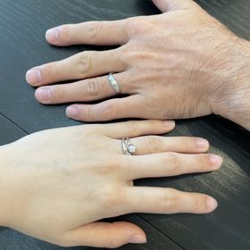 【萬時(Manji)の口コミ】 婚約指輪は、「紅梅」のピンクサファイアが可愛いと思いました。
結婚指輪…