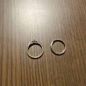 【銀座ダイヤモンドシライシの口コミ】 曲線があるデザインで、指が細く見えるのと肌にぴったりとフィットする感…