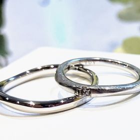 【4℃ BRIDAL(ヨンドシーブライダル)の口コミ】 シンプルで上品さのあるものを探していた所、こちらの指輪に目が止まり購…