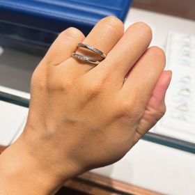【銀座ダイヤモンドシライシの口コミ】 基本的にまっすぐのストレートの指輪を見ていましたが、こちらの写真のも…