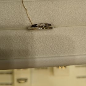 【AHKAH(アーカー)の口コミ】 ダイヤが３つ並んでいるストレートラインの指輪です。シとてもつけ心地が…