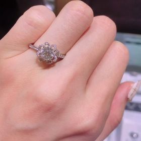 【GALA JEWELRY(ガラジュエリー)の口コミ】 デザインがとても豊富な中、細身でウェーブがかった指輪をいくつか試着さ…