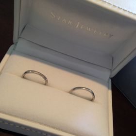 【STAR JEWELRY(スタージュエリー)の口コミ】 お互いにこだわりがあり、
私：婚約指輪と合わせてつけやすく、ダイヤが入…