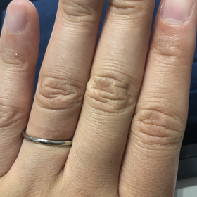 【4℃ BRIDAL(ヨンドシーブライダル)の口コミ】 シンプルで着け心地が良く、普段指輪などアクセサリーをしない自分にとっ…