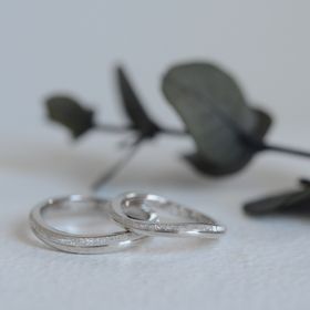 【CRAFY(クラフィ)の口コミ】 最初は婚約指輪と同じブランドで揃えようかと思い見に行きましたが、デザ…