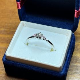 【GRACIS(グラシス)の口コミ】 男が考える婚約指輪はセンターにドンと大粒のダイヤをイメージするかと思…