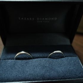 【ラザール ダイヤモンド(LAZARE DIAMOND)の口コミ】 指が太いのでなるべく長く見えるデザインが良くて決めました。リングは丸…