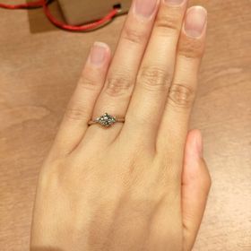 【TOMOE(トモエ)の口コミ】 一番重要視したのはセンターダイヤモンドのカラット数です。予算との兼ね…