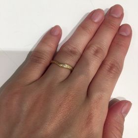 【JEWELRY  KAMATA(ジュエリーかまた)の口コミ】 V字が綺麗だったのでこれにしました。婚約指輪ともとても相性がいいでます…