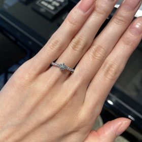 【エクセルコダイヤモンド(EXELCO DIAMOND)の口コミ】 センターダイヤモンドとデザインが決め手でした。
センターダイヤモンドの…