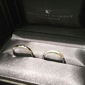 【ラザール ダイヤモンド(LAZARE DIAMOND)の口コミ】 指輪のデザインが素敵です。シンプルでかっこよく付け心地は最高です。
お…