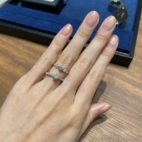 【4℃ BRIDAL(ヨンドシーブライダル)の口コミ】 写真にも載せましたが、ブロッサムというデザインがあまり見ないデザイン…