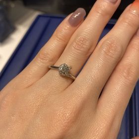 【銀座ダイヤモンドシライシの口コミ】 指輪のデザインが、なかなかないもので、指を綺麗に見せてくれるので一目…