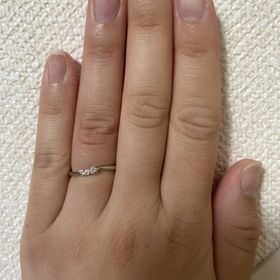 【エクセルコダイヤモンド(EXELCO DIAMOND)の口コミ】 ・曲線が美しく指が綺麗に見える
・ダイヤモンドの配置が絶妙でどこから見…