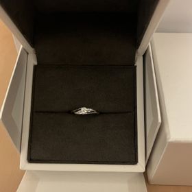 【BIJOUPIKO(ビジュピコ)の口コミ】 指輪のデザインが気に入りました。
ダイヤが服に引っ掛かりにくく、煌びや…