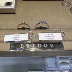 【BRIDGE(ブリッジ)の口コミ】 ブリッジ訪問当時は、センターリングのみのシンプルな婚約指輪を見ており…