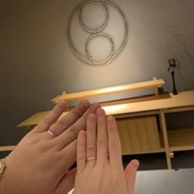 【TOMOE(トモエ)の口コミ】 もう一つの指輪と大変迷ったのですが、シンプルでも上品な印象を受け、歳…