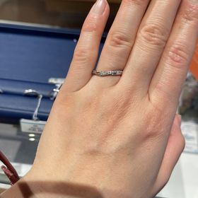 【銀座ダイヤモンドシライシの口コミ】 ストレートの指輪の比べて、単体でも可愛らしく見えます！つけ心地もとて…