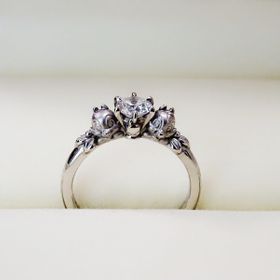 【ケイウノ ブライダル(K.UNO BRIDAL)の口コミ】 はじめは婚約指輪は無しで、結婚指輪を豪華にしよう。と、ディズニーが大…
