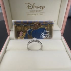 【ケイウノ ブライダル(K.UNO BRIDAL)の口コミ】 彼女がディズニー好きなので、内側に美女と野獣のバラの刻印を入れてもら…