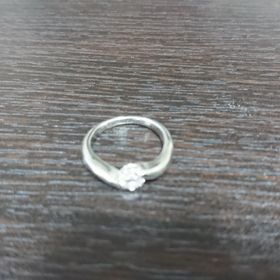 【Lacrima(ラクリマ)の口コミ】 ひねりを聞かせたデザインで、今風な感じとダイヤのサイズに、あったバラ…