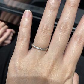 【銀座ダイヤモンドシライシの口コミ】 斜めにダイヤモンドが入っているデザインです。
このようなデザインはたく…