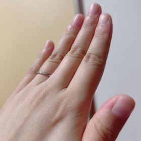 【4℃ BRIDAL(ヨンドシーブライダル)の口コミ】 シンプルで上品な見た目と、普段使いのしやすさに惹かれました。また、指…