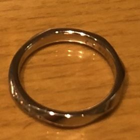 【アイプリモ(I-PRIMO)の口コミ】 指輪の一周にデザインが施されている。そのため、指輪の向きがずれても、…