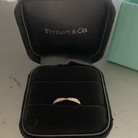 【ティファニー(Tiffany & Co.)の口コミ】 指輪のデザインが彼女がとても気に入り、それが一番の購入の決め手です。…