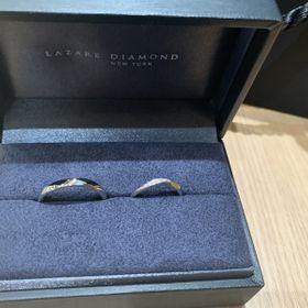 【ラザール ダイヤモンド(LAZARE DIAMOND)の口コミ】 職業柄シンプルなものを探していました。小さいダイヤが4つ並んでおり上か…