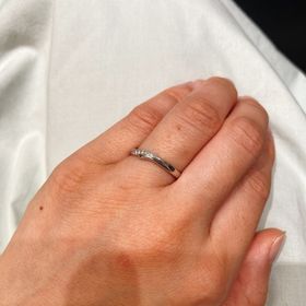 【アイプリモ(I-PRIMO)の口コミ】 ウェーブなので指が長く綺麗に見えます。ダイヤが斜めにはいっているとこ…