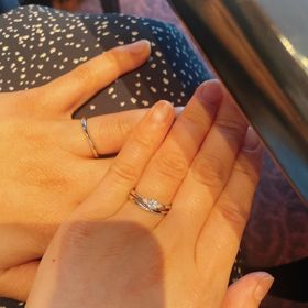 【ケイウノ ブライダル(K.UNO BRIDAL)の口コミ】 指が長く見えるデザインです。ひねりのあるデザインですが内側は指にフィ…