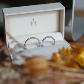 【THREE TREES(スリーツリーズ)の口コミ】 派手すぎないけど、他とは違うデザインがよかったので、スターダストとい…