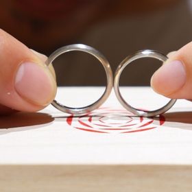 【出雲結(いずもゆい)の口コミ】 デザインが決め手でした。普段指輪をつけないので、手に馴染むような、な…