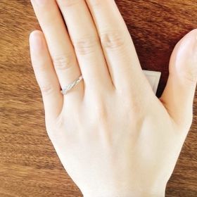 【ギンザタナカブライダル(GINZA TANAKA BRIDAL)の口コミ】 どの指輪のダイヤもキラキラと綺麗で、薄暗い照明の中にいたとしても輝き…
