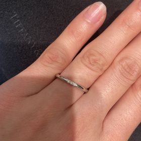 【ティファニー(Tiffany & Co.)の口コミ】 シンプルだれけど一癖あるデザインで、あまり太く無いものを探していまし…