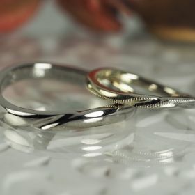 【AUROA(アウロア)の口コミ】 一生つける物なので、周りと被ることもなくシンプルかつ飽きのこないデザ…