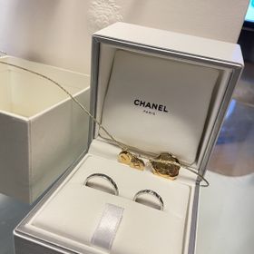 【シャネル(CHANEL)の口コミ】 シャネルで有名なカメリアの細いデザインか、クラッシュかで迷いましたが…