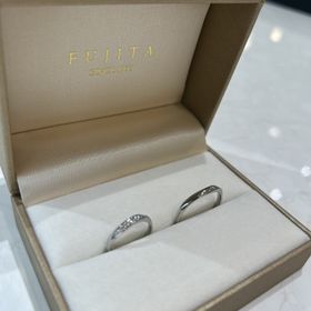 【CAFERING(カフェリング)の口コミ】 指輪の表面にあるダイヤがきらきら輝いていて、とても綺麗でした。また、…