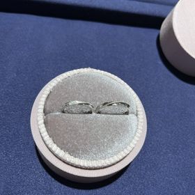 【LOVE NOTESの口コミ】 たくさんの種類の中から試着をしてこの指輪に決めました。ウェーブしたデ…