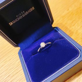 【銀座ダイヤモンドシライシの口コミ】 デザインは王道な婚約指輪というデザインです。シンプルではありますが、…