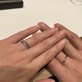 【ラザール ダイヤモンド(LAZARE DIAMOND)の口コミ】 わたしたちは手が小さめで、水かきが大きいので、S字かＶ字の指輪が良いか…