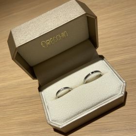 【ORECCHIO(オレッキオ)の口コミ】 エメラルドカットで夫婦でダイヤが入れられるものを選びました。ヘアライ…