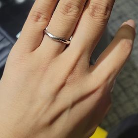 【エクセルコダイヤモンド(EXELCO DIAMOND)の口コミ】 石なしでもシンプルすぎないデザインと、曲線的なところが気に入りました…